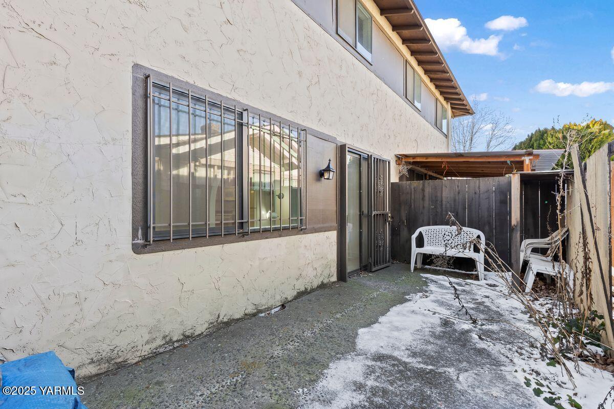 207 South 8th Avenue, Unit 7 Yakima, WA 98902 - Photo 22 of 32 a bedroom with a bed and a window