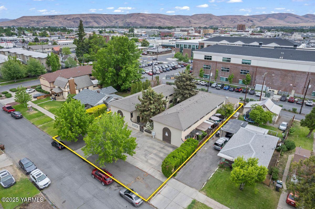 207 South 8th Avenue, Unit 7 Yakima, WA 98902 - Photo 25 of 32 an aerial view of a city with lots of residential buildings