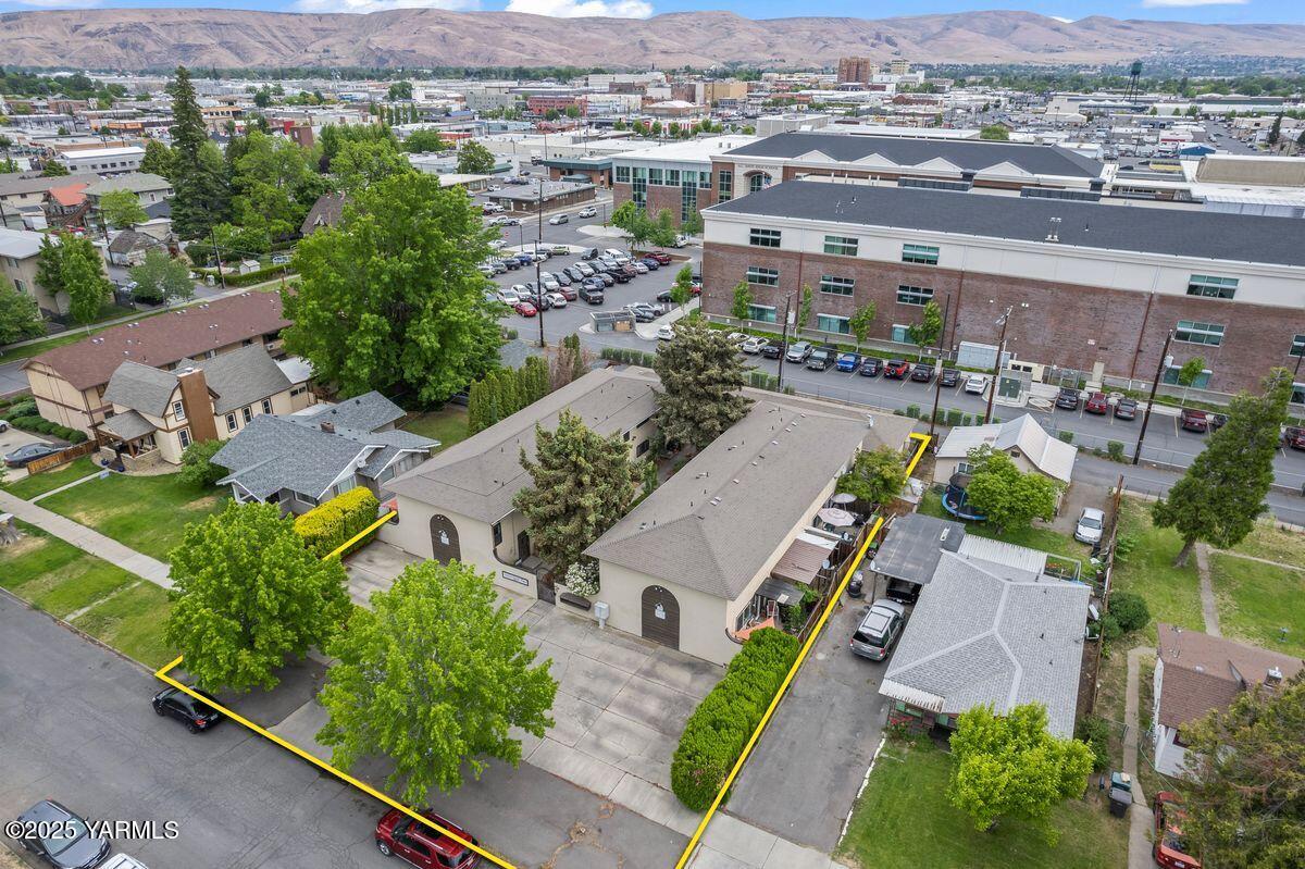 207 South 8th Avenue, Unit 7 Yakima, WA 98902 - Photo 26 of 32 an aerial view of a city with lots of residential buildings
