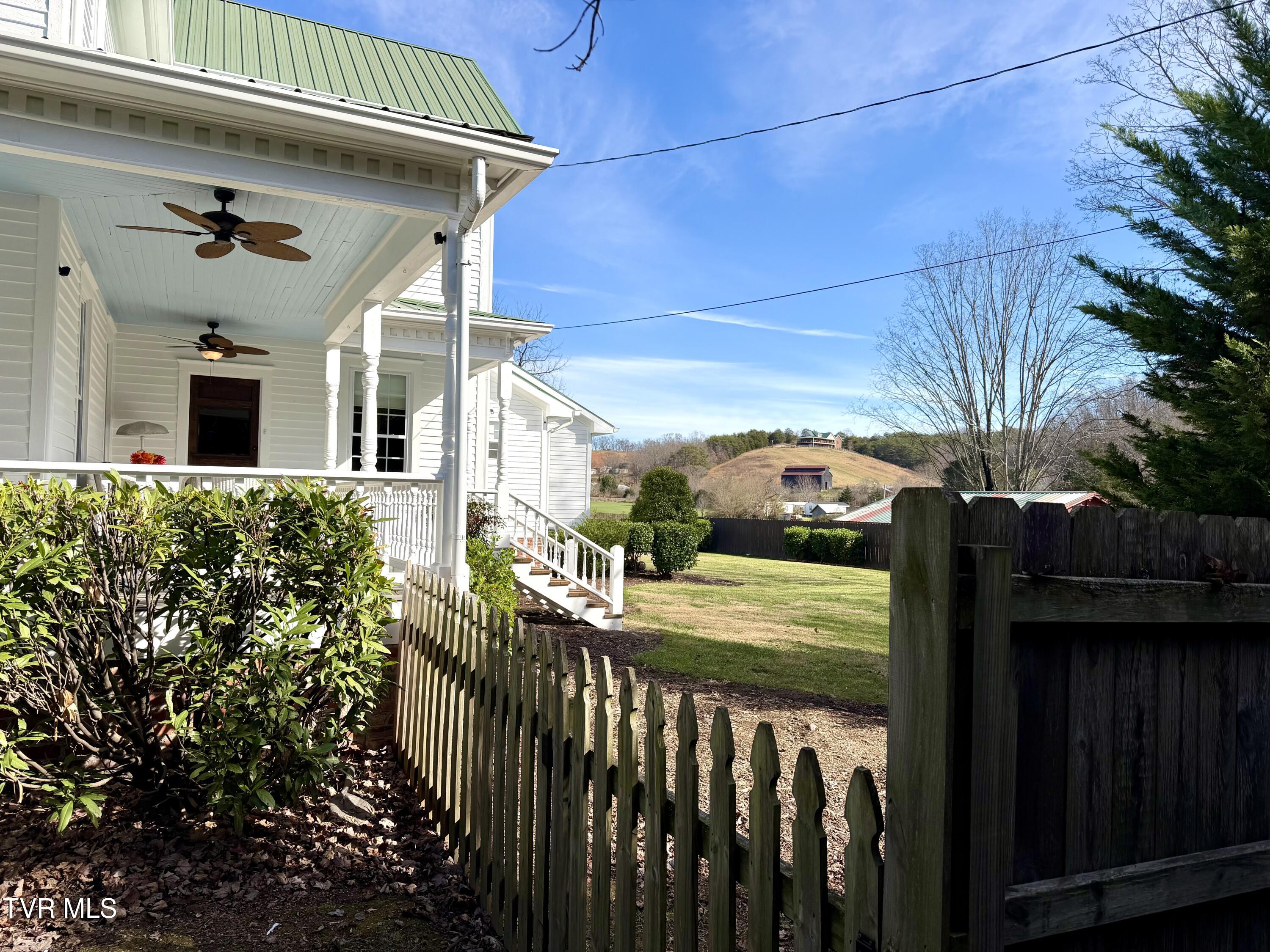 208 Main Street Piney Flats, TN 37686 - Photo 19 of 81 IMG_0411 2