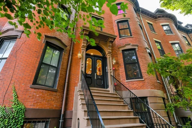 an outdoor view of a building