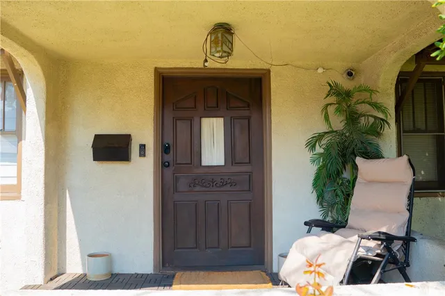 a view of entryway with livingroom