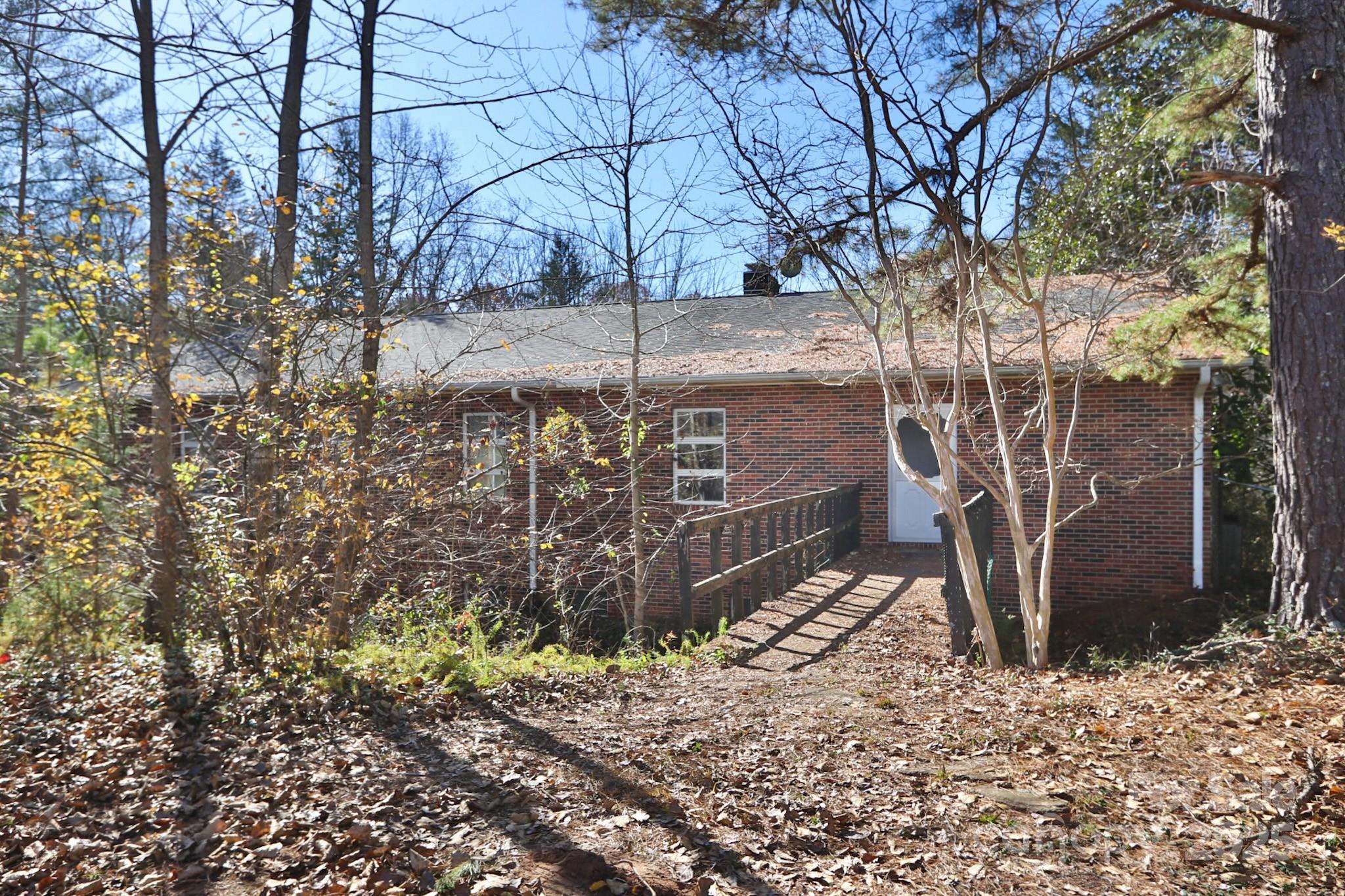 a view of a backyard