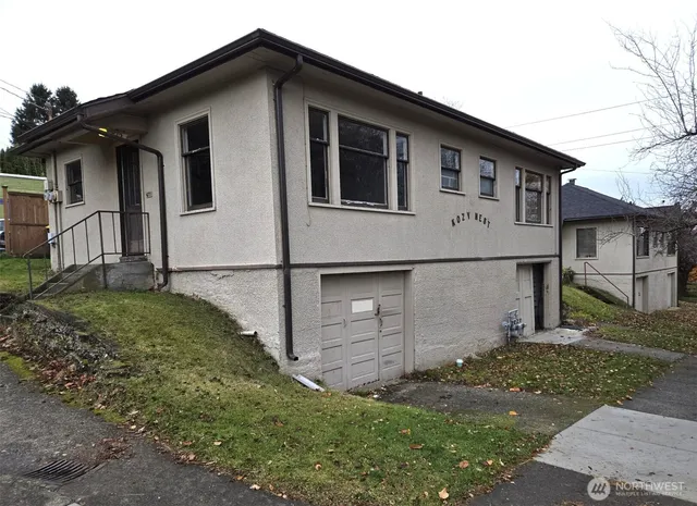 a view of backyard of house