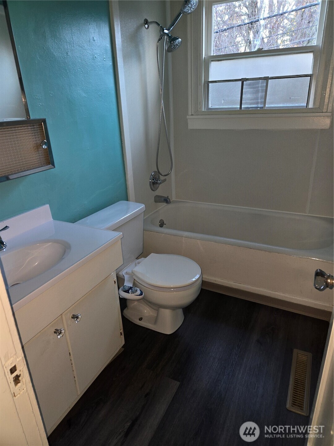 500 Gladstone Street Bellingham, WA 98225 - Photo 9 of 16 a bathroom with a toilet a sink and bathtub