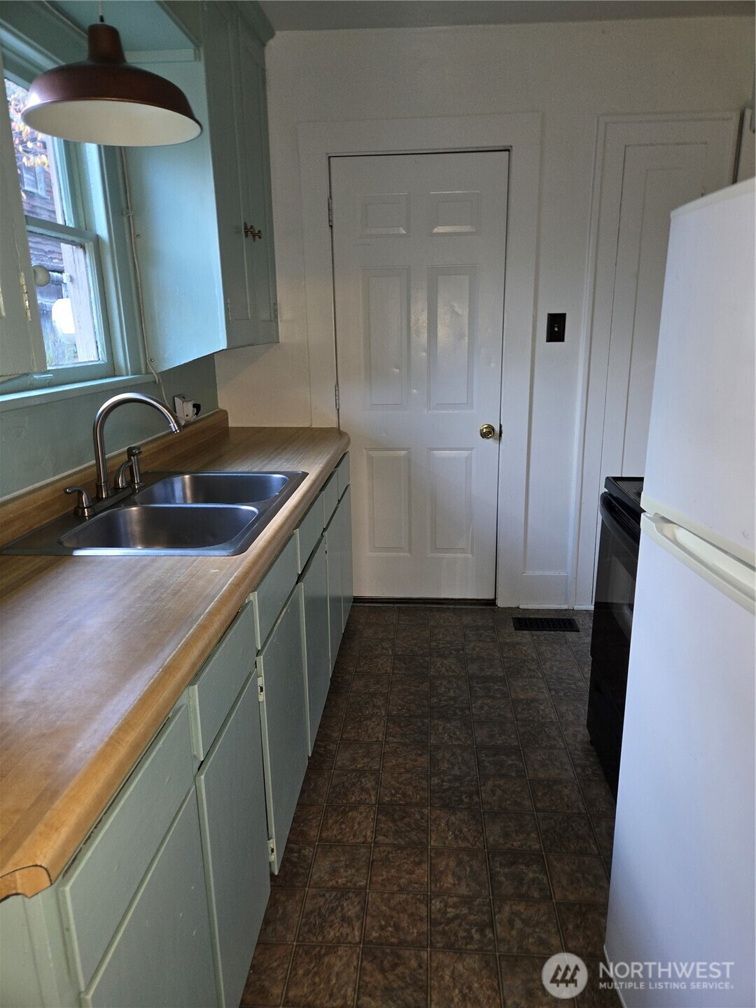 500 Gladstone Street Bellingham, WA 98225 - Photo 10 of 16 a bathroom with a sink and a mirror