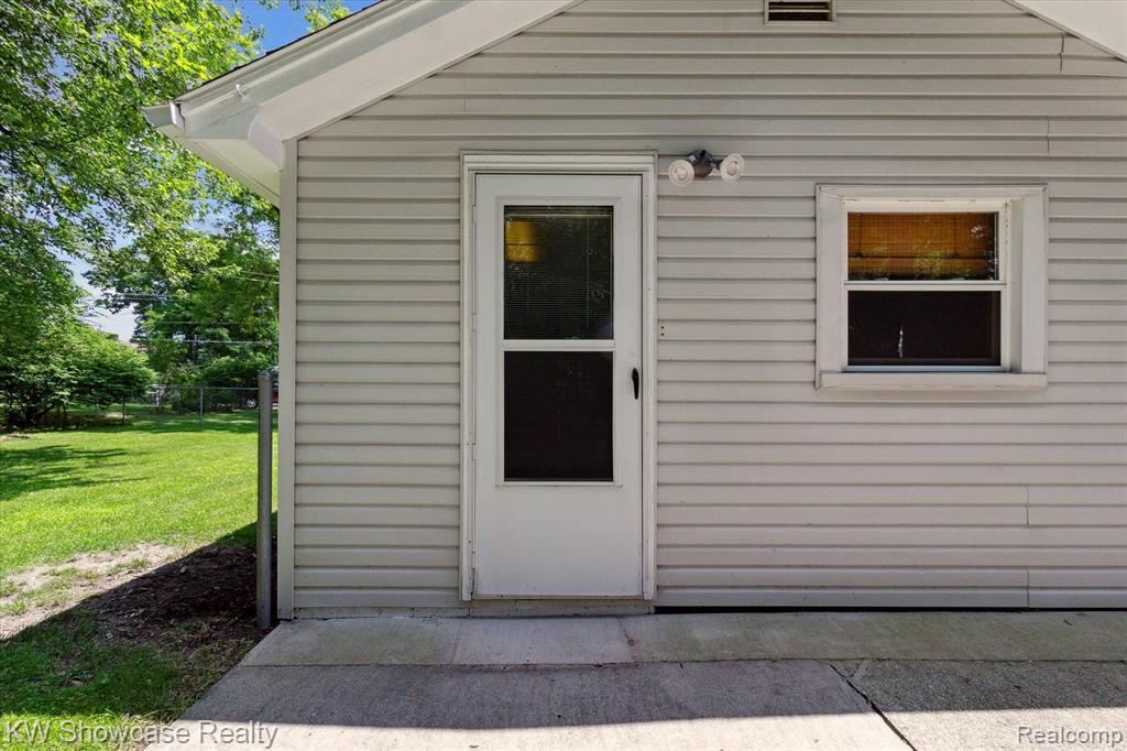 890 Farnsworth Road White Lake, MI 48386 - Photo 33 of 42