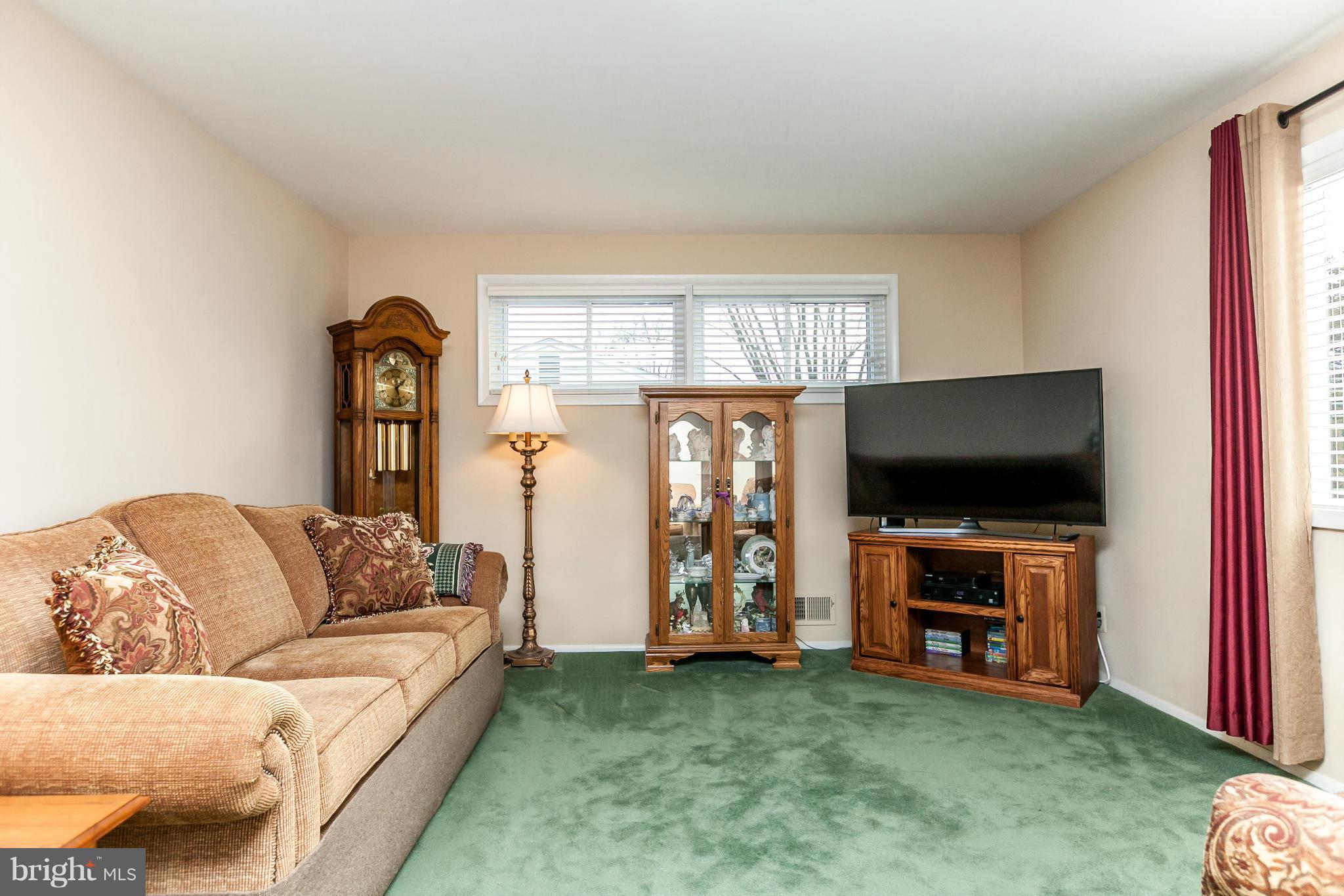8809 Spring Road Baltimore, MD 21234 - Photo 9 of 25 Living Room