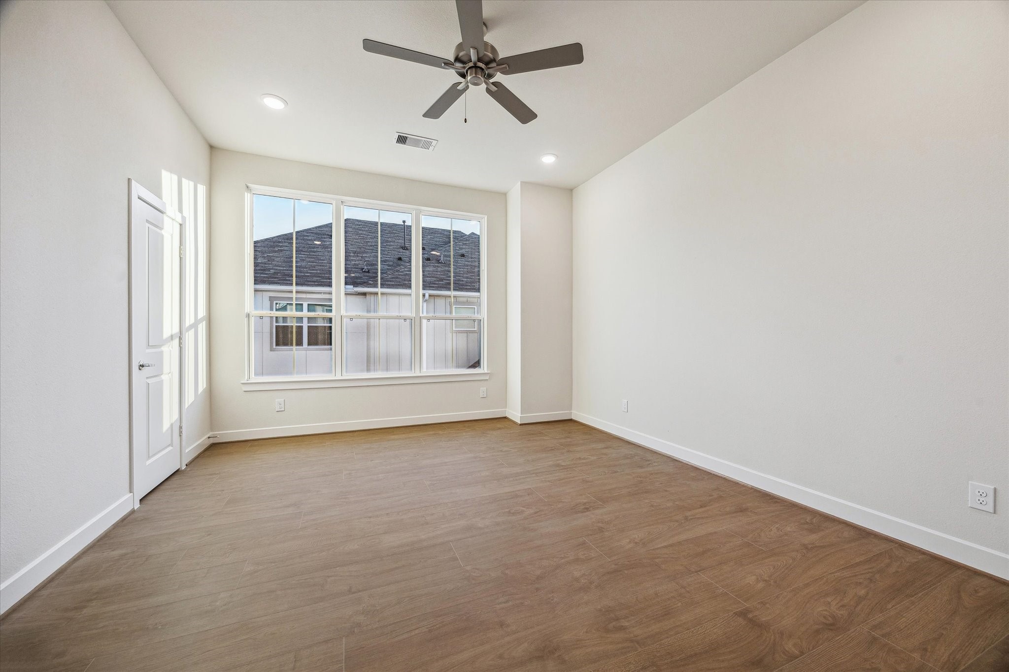 6519 Rena Street Houston, TX 77092 - Photo 7 of 11 an empty room with windows