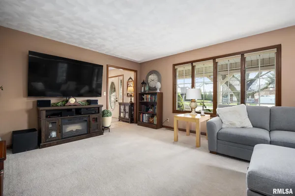 $455,000 | 121 Woodcrest Avenue, Morton, IL 61550