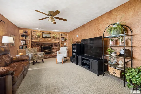 $455,000 | 121 Woodcrest Avenue, Morton, IL 61550