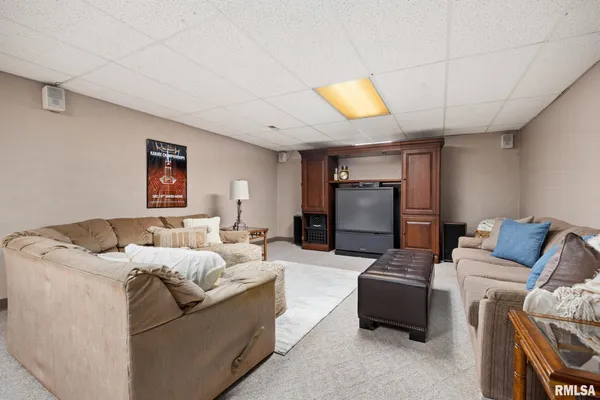 $455,000 | 121 Woodcrest Avenue, Morton, IL 61550