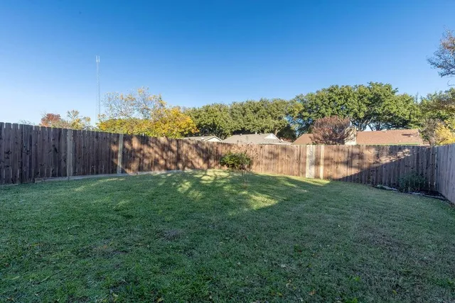 a view of a yard with an tree