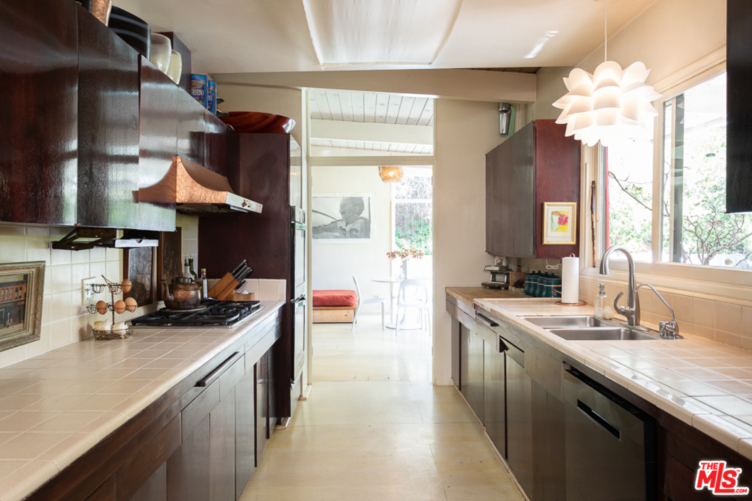 9007 Wonderland Park Avenue Los Angeles, CA 90046 - Photo 8 of 21