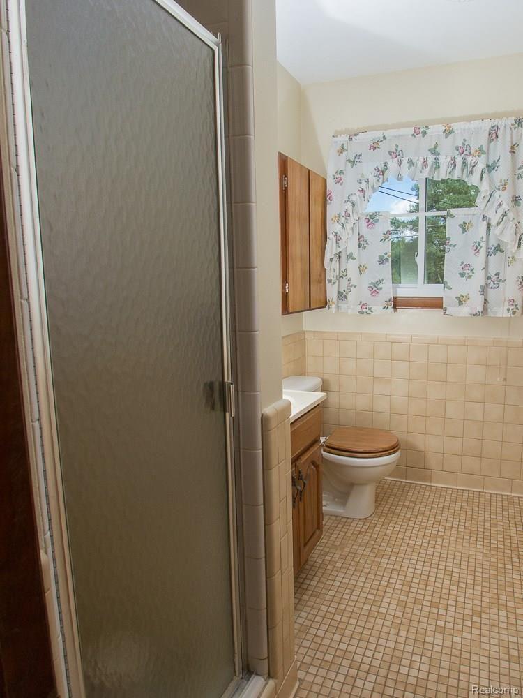 575 Sanders Road Oxford, MI 48371 - Photo 18 of 22 Additional Bathroom with Shower