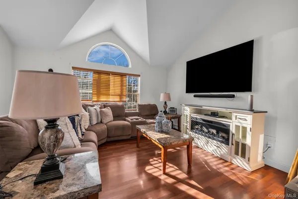 $749,990 | 19 Summit Place, Farmingville, NY 11784