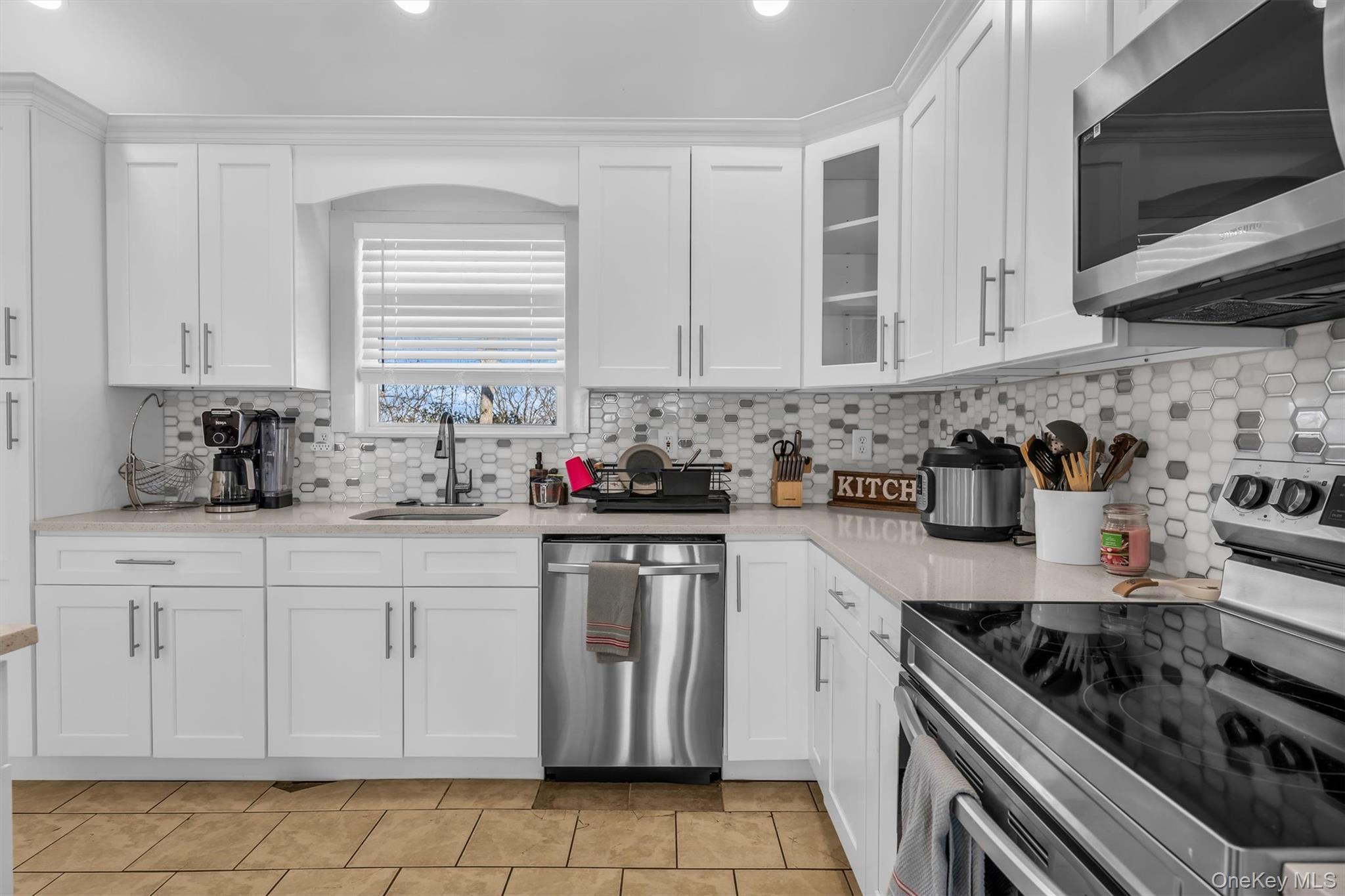 19 Summit Place Farmingville, NY 11784 - Photo 4 of 37