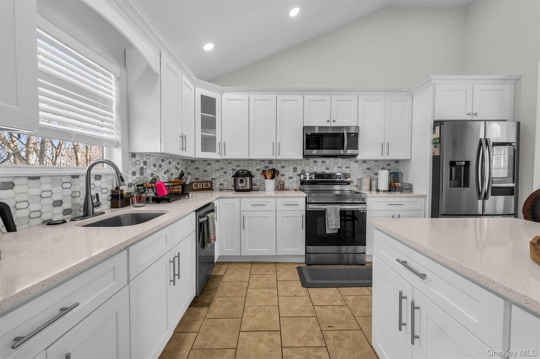 19 Summit Place Farmingville, NY 11784 - Photo 5 of 37