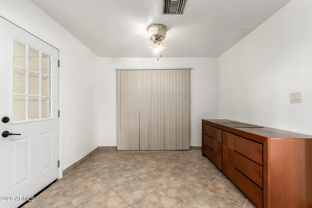 a view of empty room with a ceiling fan