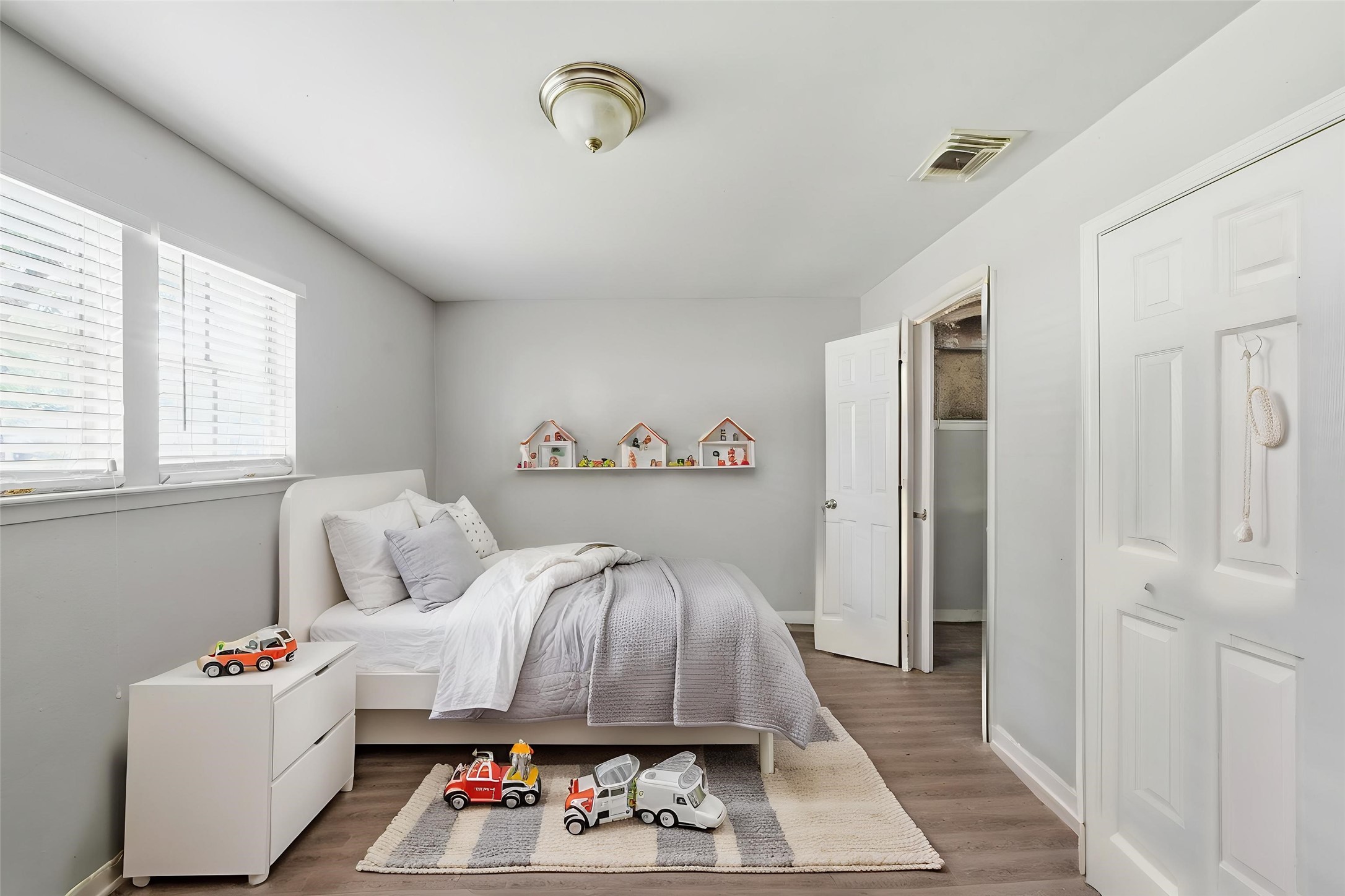 6410 Hopper Road Houston, TX 77016 - Photo 5 of 28 a bedroom with a bed and a dresser