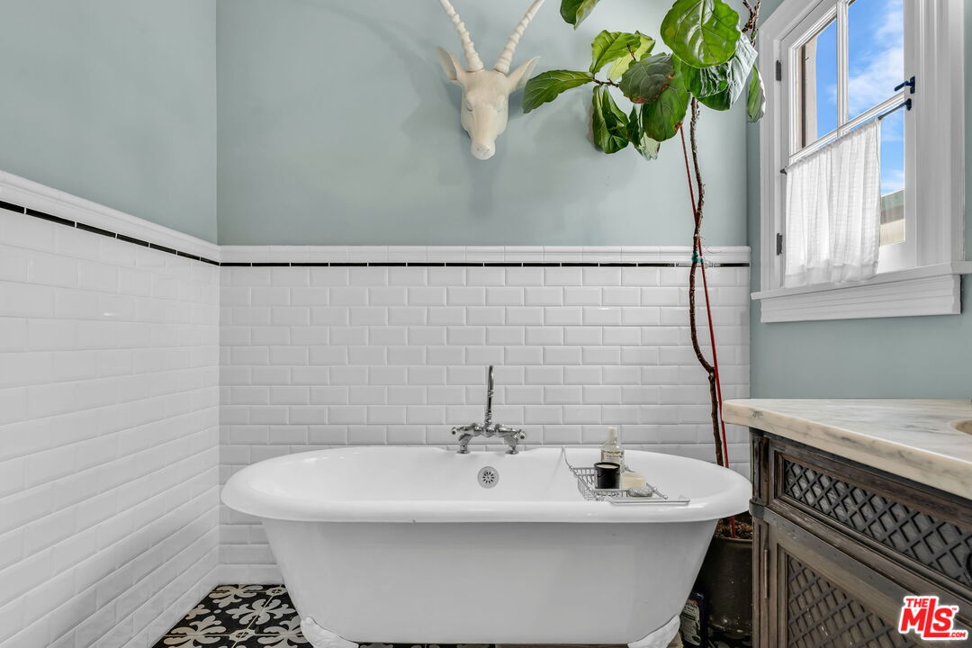 1847 Virginia Road Los Angeles, CA 90019 - Photo 44 of 65