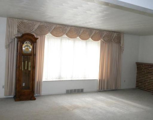 603 Ravencrest Road Pittsburgh, PA 15215 - Photo 2 of 10 Living Room.
