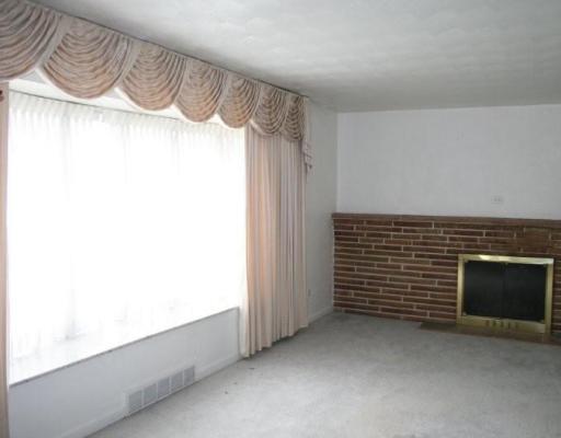 603 Ravencrest Road Pittsburgh, PA 15215 - Photo 4 of 10 Living Room.