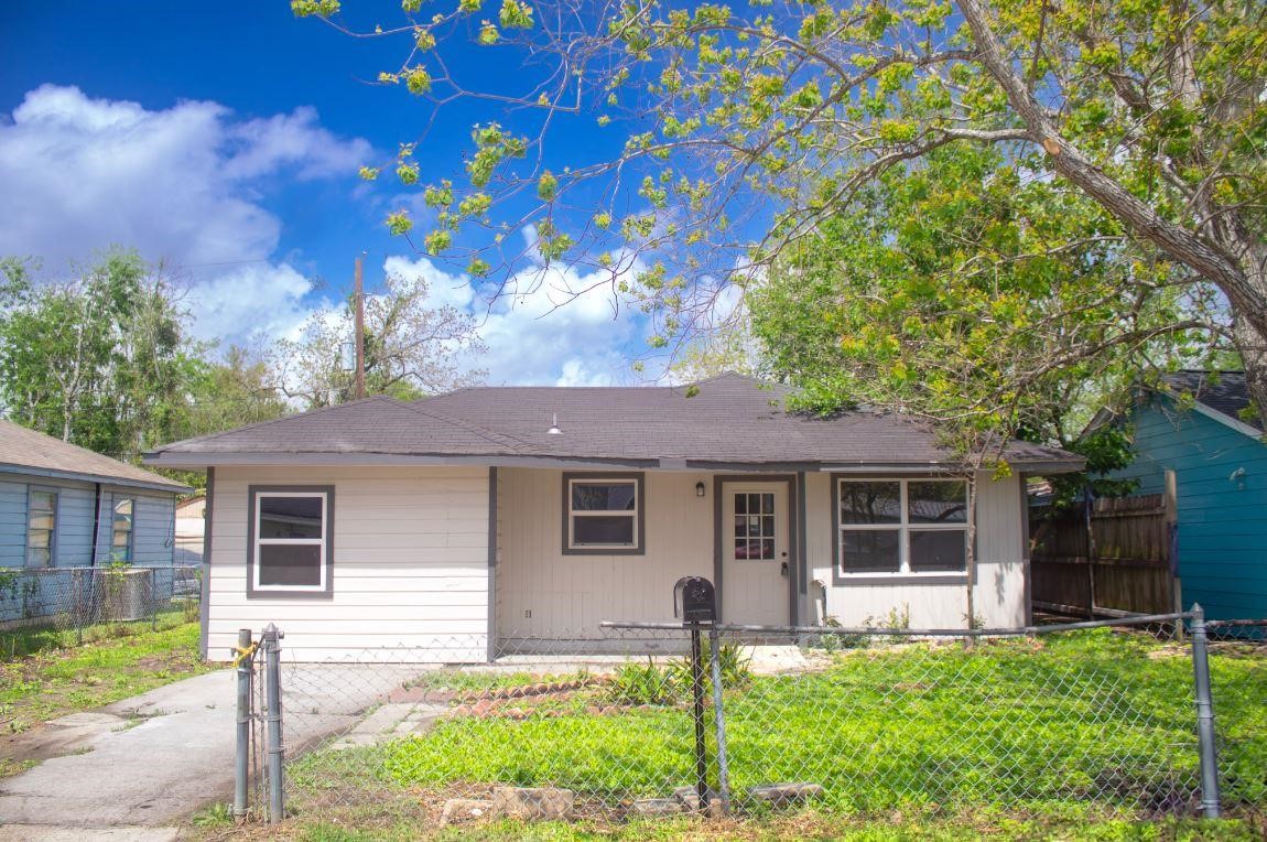 10705 Munn Street Houston, TX 77029 - Photo 2 of 11