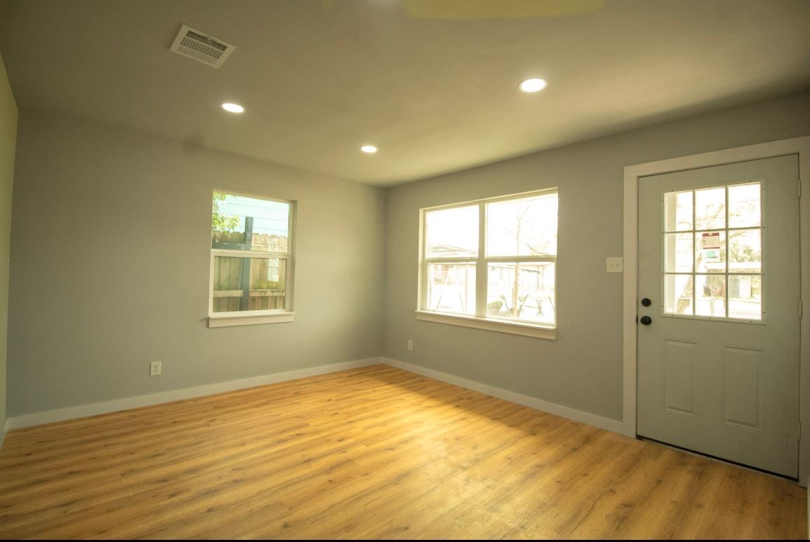 10705 Munn Street Houston, TX 77029 - Photo 3 of 11 Living Room