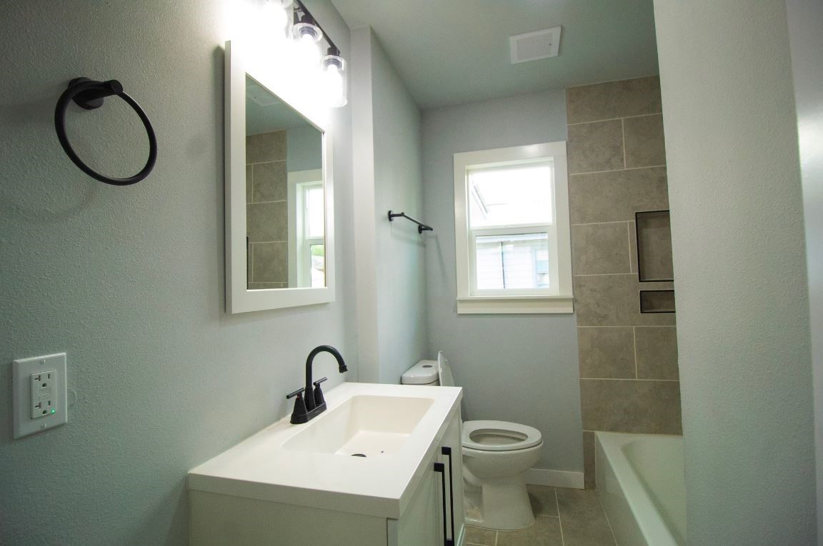 10705 Munn Street Houston, TX 77029 - Photo 10 of 11 Full bath