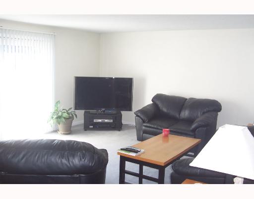 4162 Post Road, Unit 15 Warwick, RI 02818 - Photo 4 of 5 Living Room.