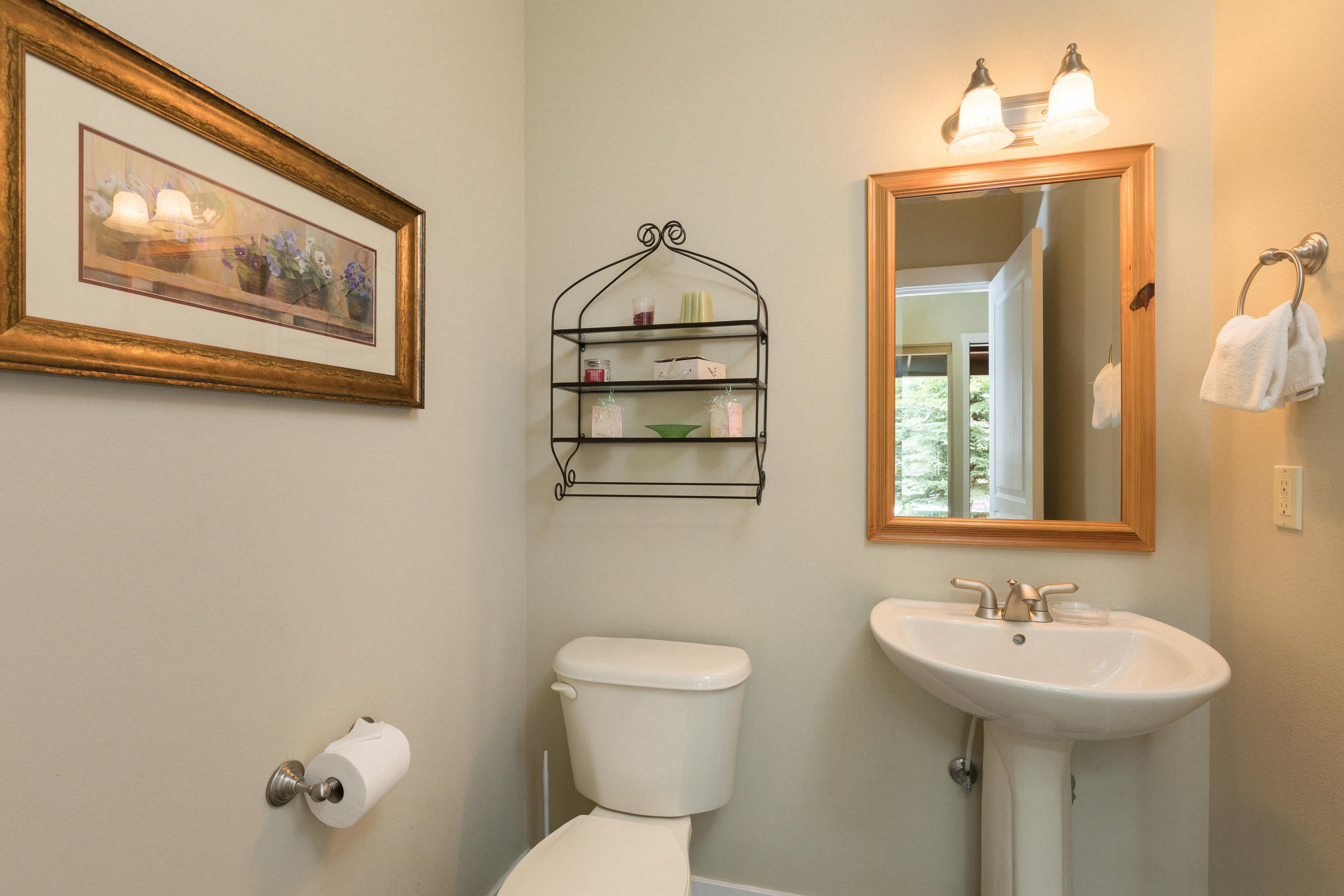 1371 Highland View Loop, Unit WG18 Redmond, OR 97756 - Photo 16 of 23 Main Level Half Bath