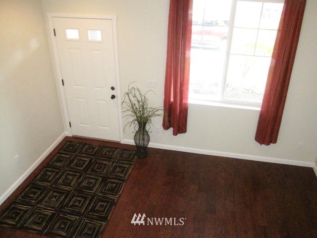 569 Graham Avenue Northeast Renton, WA 98059 - Photo 8 of 21