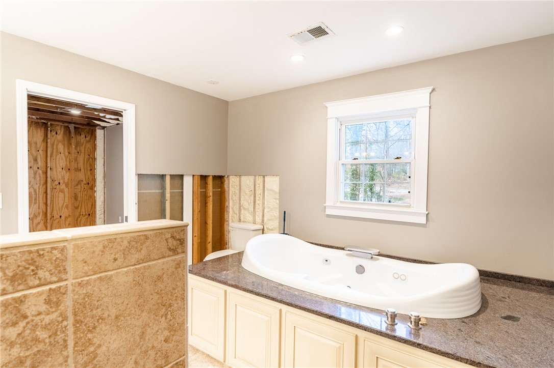 309 Woodland Way Clemson, SC 29631 - Photo 14 of 34 Large jetted tub.