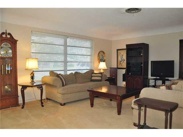 700 Ridgewood Lane Plantation, FL 33317 - Photo 6 of 23 Living Room