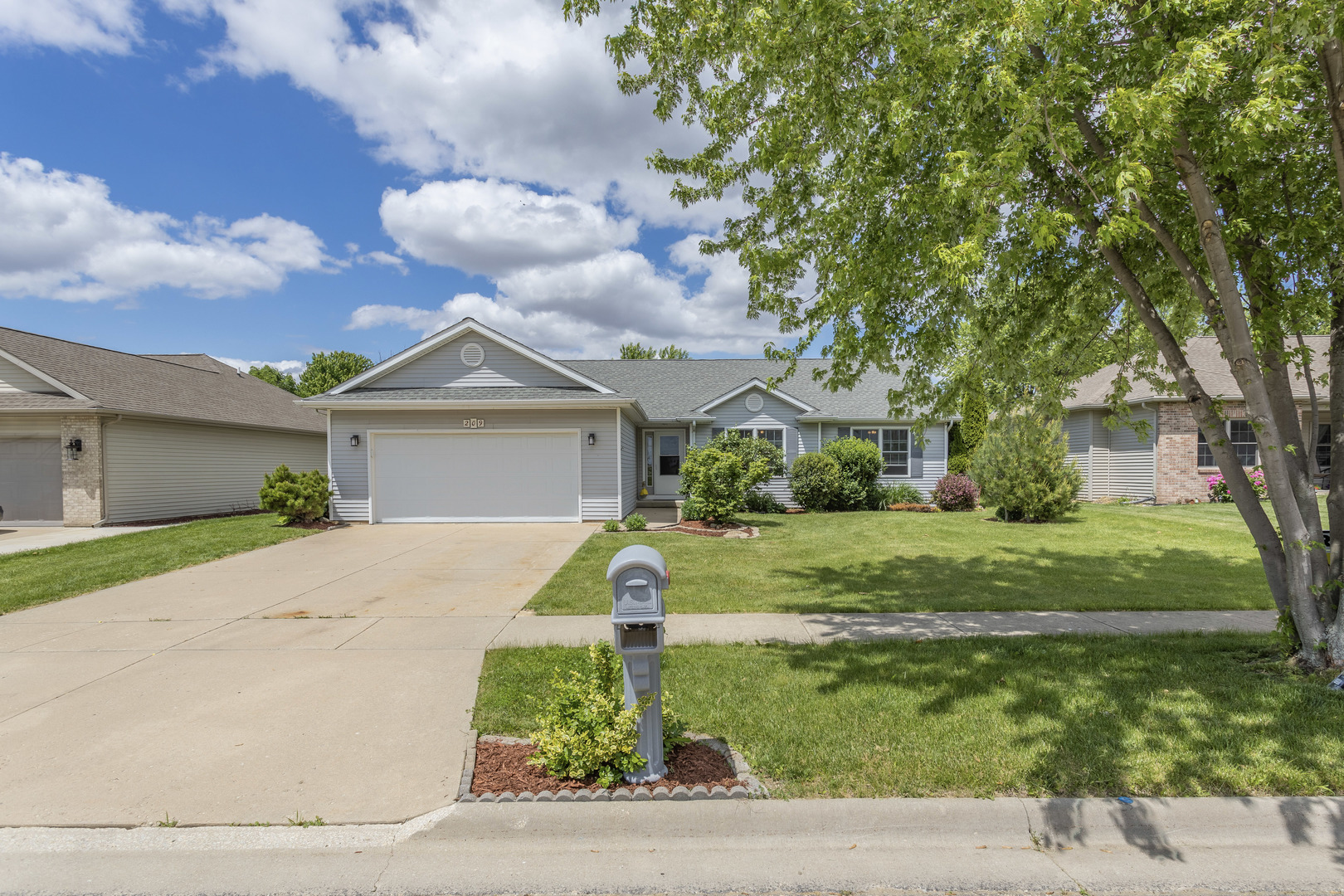 209 Lake Lida Lane Rochelle, IL 61068 - Photo 2 of 30