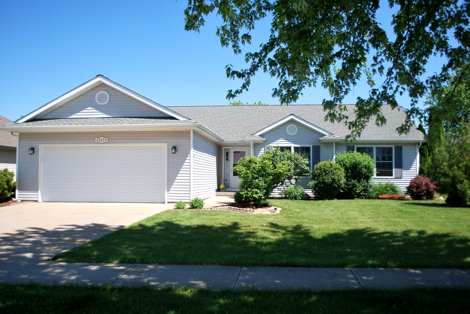 209 Lake Lida Lane Rochelle, IL 61068 - Photo 4 of 30