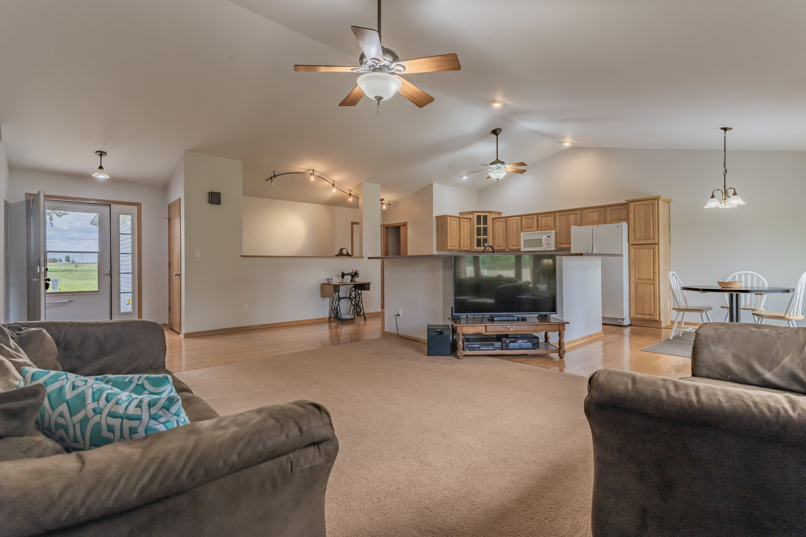 209 Lake Lida Lane Rochelle, IL 61068 - Photo 7 of 30