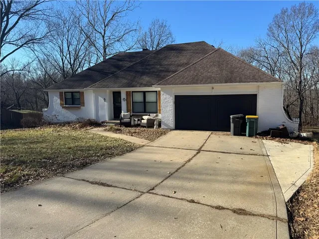 $400,000 | 6706 Northwest Lawson Lane, Parkville, MO 64152