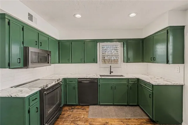 $400,000 | 6706 Northwest Lawson Lane, Parkville, MO 64152