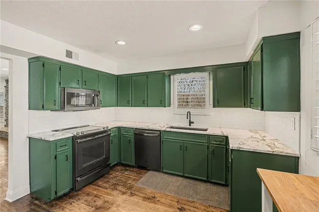 $400,000 | 6706 Northwest Lawson Lane, Parkville, MO 64152