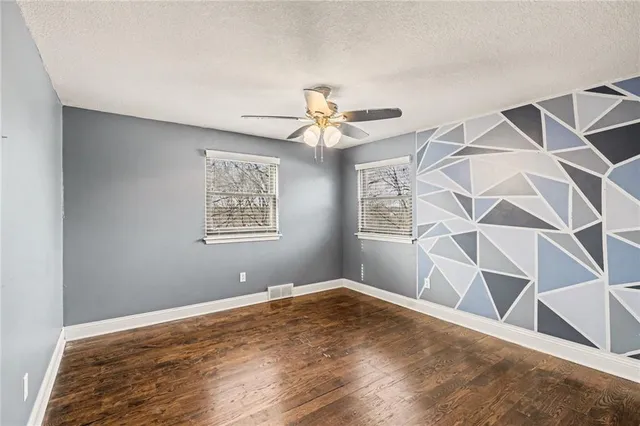 $400,000 | 6706 Northwest Lawson Lane, Parkville, MO 64152