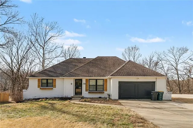 $400,000 | 6706 Northwest Lawson Lane, Parkville, MO 64152