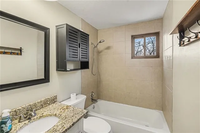 $400,000 | 6706 Northwest Lawson Lane, Parkville, MO 64152