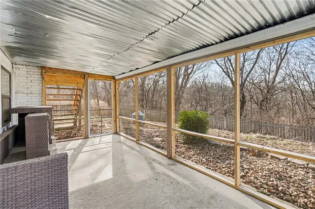 $400,000 | 6706 Northwest Lawson Lane, Parkville, MO 64152