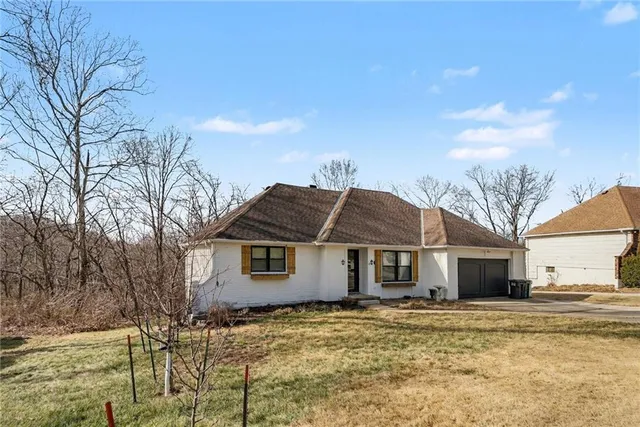 $400,000 | 6706 Northwest Lawson Lane, Parkville, MO 64152