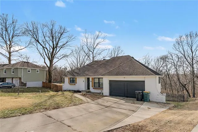 $400,000 | 6706 Northwest Lawson Lane, Parkville, MO 64152