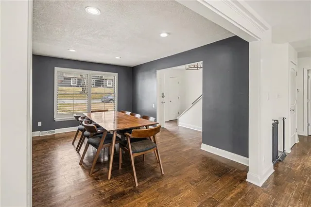 $400,000 | 6706 Northwest Lawson Lane, Parkville, MO 64152