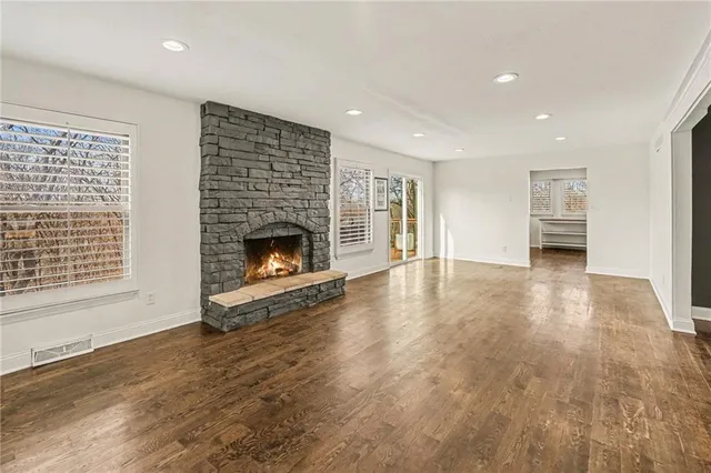 $400,000 | 6706 Northwest Lawson Lane, Parkville, MO 64152