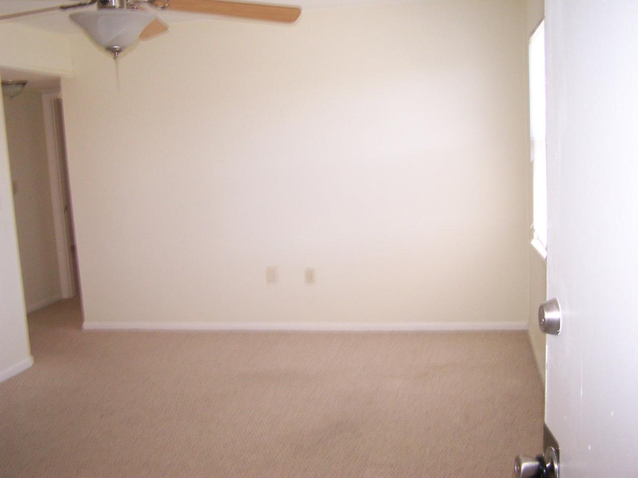 305 Loudon Road, Unit 633 Blacksburg, VA 24060 - Photo 2 of 7 Living Room